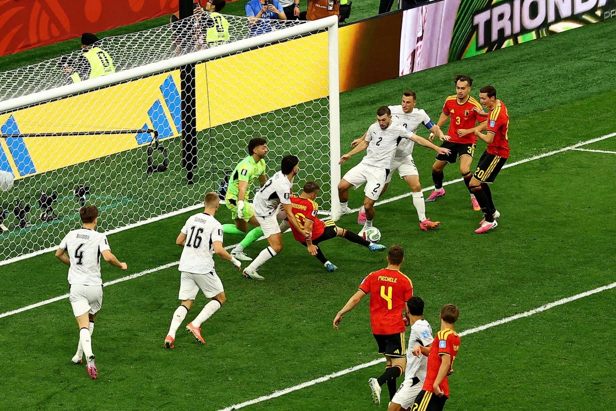Tình huống Trossard ghi bàn mở tỉ số cho Bỉ phút 28. Ảnh: Reuters.