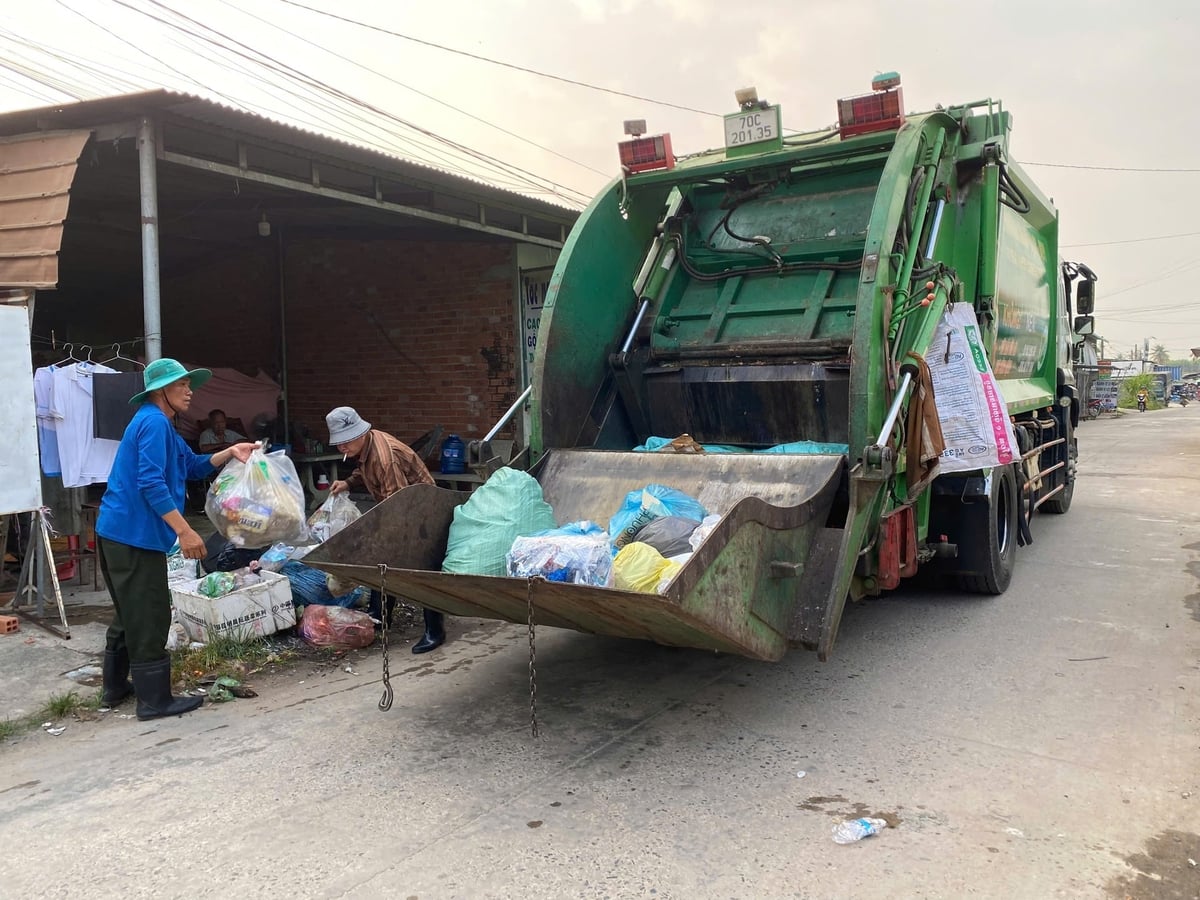 Chủ tịch UBND các xã, phường chịu trách nhiệm toàn diện về quản lý chất thải trên địa bàn; phải xóa bỏ bãi rác tự phát, duy trì vệ sinh định kỳ và không để phát sinh điểm ô nhiễm mới. Ảnh: T.T.