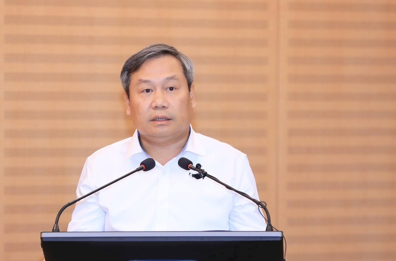 Chủ tịch UBND thành phố Vũ Đại Thắng phát biểu chỉ đạo tại Hội nghị phổ biến, quán triệt các nghị quyết của HĐND và quyết định của UBND thành phố triển khai Luật Thủ đô, sáng 27/6. Ảnh: Viết Thành/HNM.