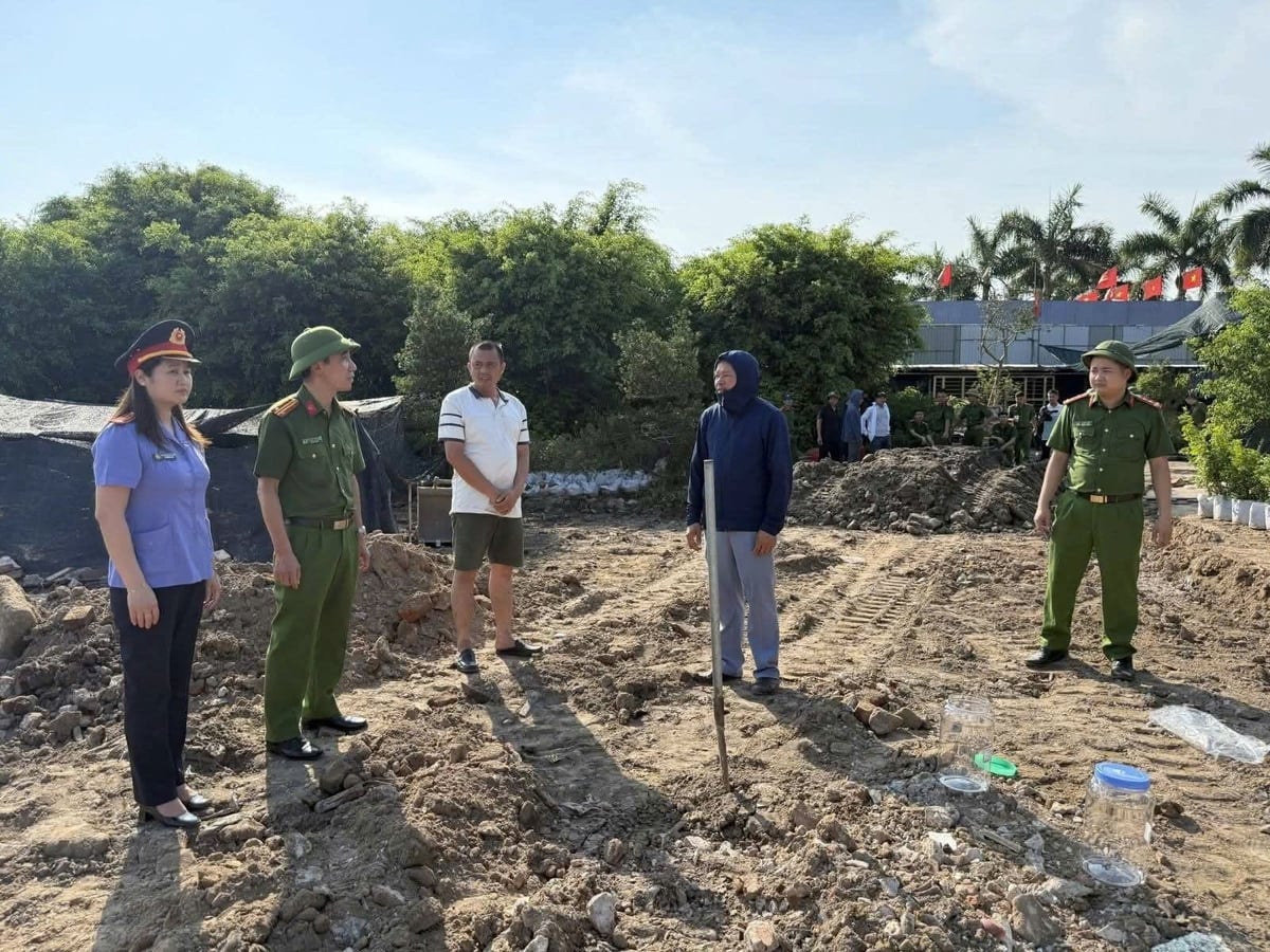 Hiện trường vụ đổ trái phép hơn 177 tấn chất thải rắn để san lấp đất công. Ảnh: NĐ. 
