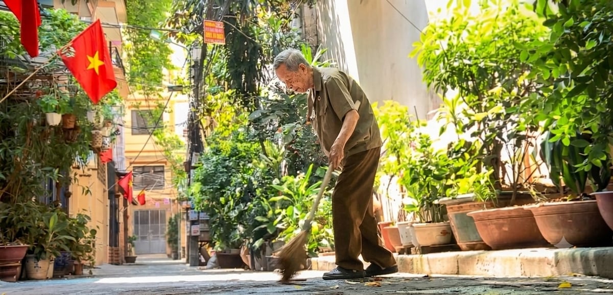 Nhiều năm liền, hình ảnh một cụ già hằng ngày thức dậy từ rất sớm, quét dọn ngõ xóm nơi mình sinh sống đã trở nên quen thuộc với bà con ngõ 167, phố Tây Sơn (Hà Nội). Người ấy chính là Anh hùng LLVTND La Văn Cầu. Ảnh: Vương Trần.
