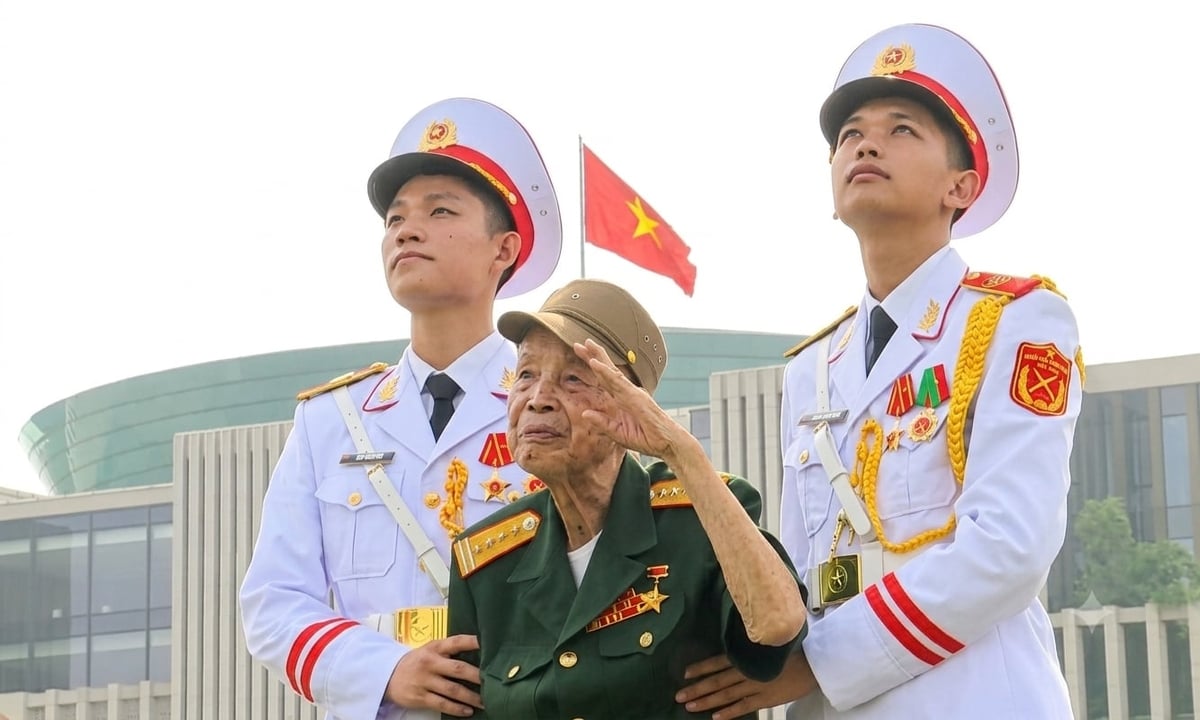 Đại tá, Anh hùng LLVTND La Văn Cầu - người chào Điều lệnh bằng... tay trái. Ảnh: Zing.