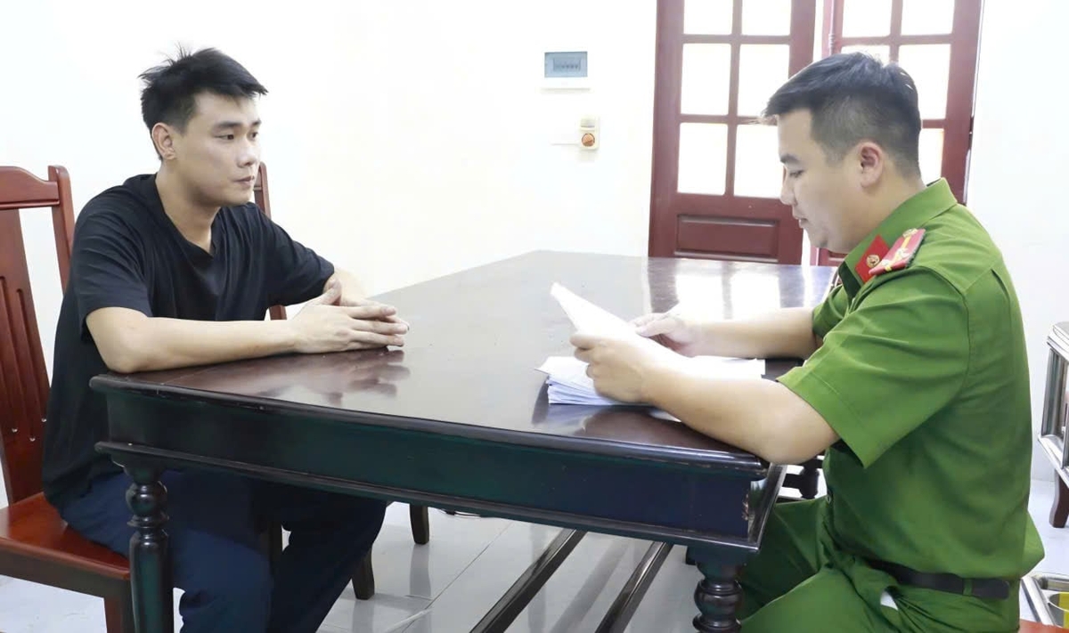 Cầm đầu tài khoản tổng tại Việt Nam là đối tượng Lê Văn Hoàng (áo đen). Ảnh: CANA.