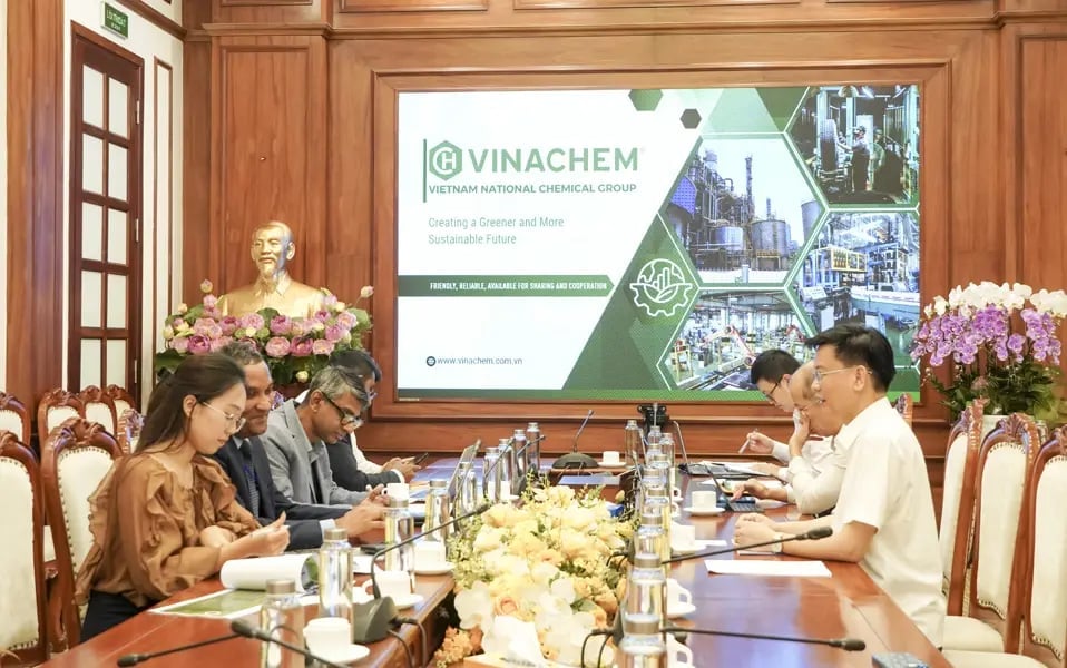 Tham dự buổi làm việc có ngài Poshitha Perera, Đại sứ Sri Lanka tại Việt Nam; ông Wasaba Jayasekera, Giám đốc Điều hành Công ty Hayleys Aventura cùng các đại diện cấp cao của Vinachem. Ảnh: Vinachem. 