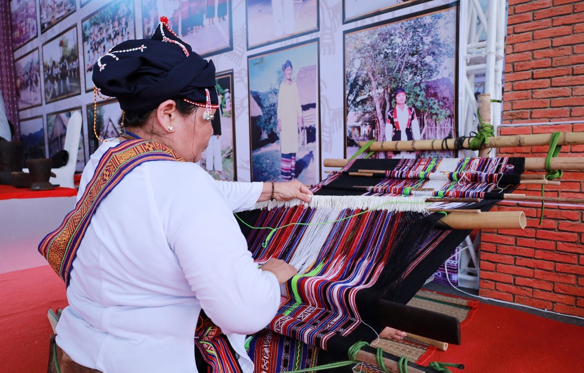 Nghề dệt thổ cẩm Mỹ Nghiệp của đồng bào Chăm. Ảnh: Phương Chi.