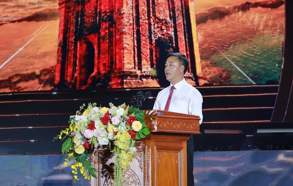 Ông Nguyễn Việt Hùng, Chủ tịch UBND tỉnh Khánh Hòa phát biểu tại lễ khai mạc. Ảnh: Phương Chi.
