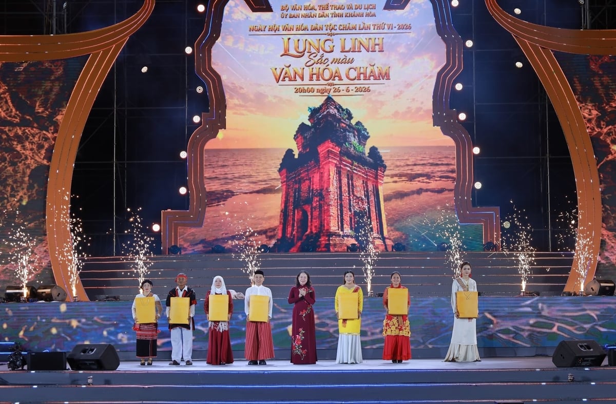 Phó Chủ tịch nước Võ Thị Ánh Xuân trao quà cho đại diện đồng bào dân tộc Chăm của các tỉnh, thành phố. Ảnh: Phương Chi.