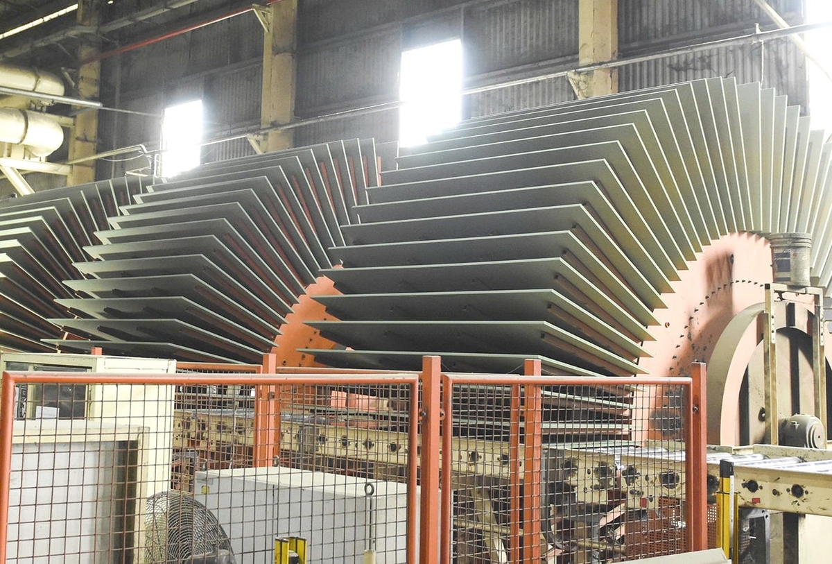 Một hệ thống máy móc hiện đại trong nhà máy của MDF VRG Kiên Giang. Ảnh: Đào Phong.