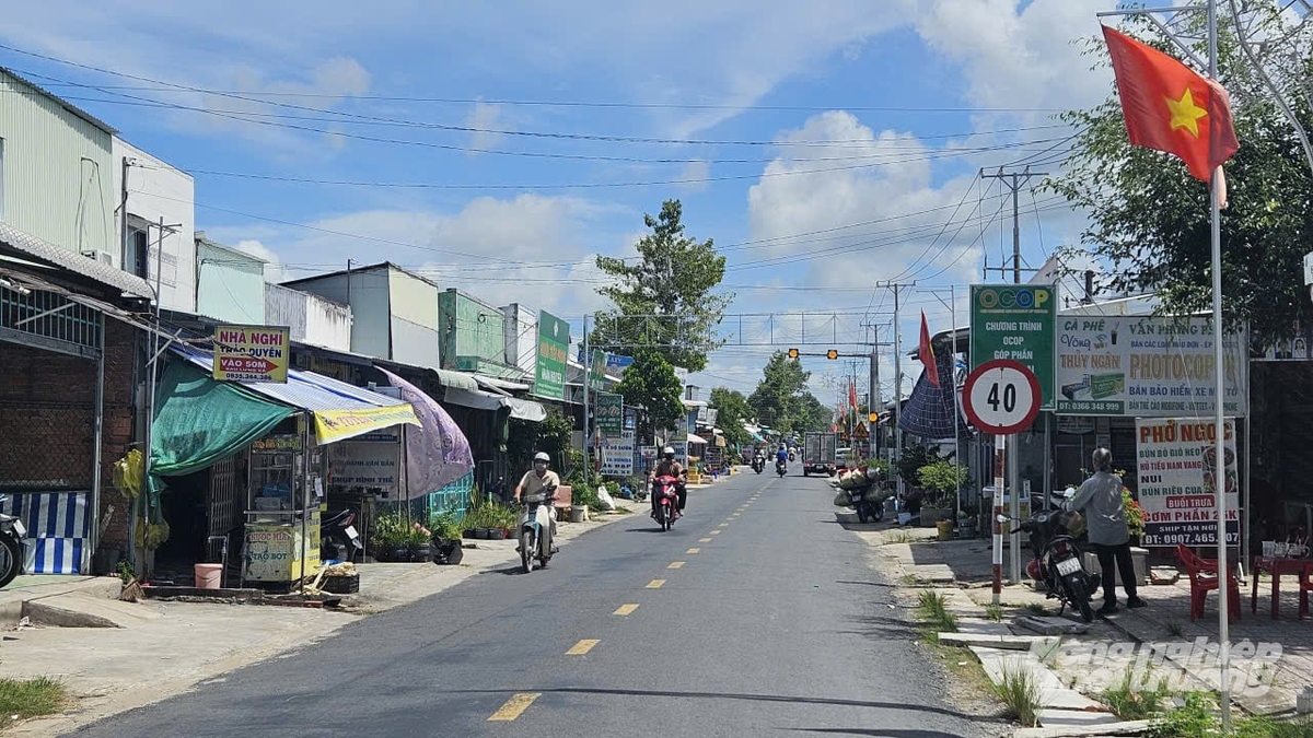 Hệ thống giao thông trên địa bàn xã Phụng Hiệp ngày càng khang trang, góp phần thúc đẩy phát triển kinh tế - xã hội và nâng cao chất lượng phục vụ người dân. Ảnh: Văn Vũ.