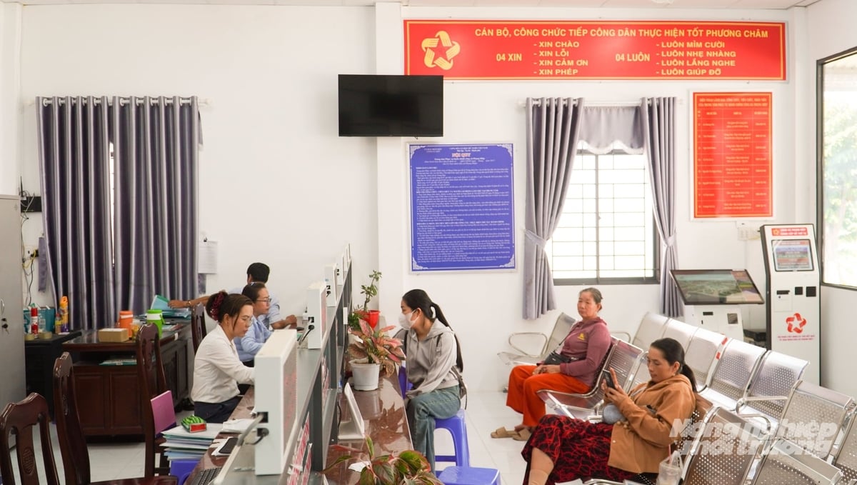 Cán bộ Trung tâm Phục vụ hành chính công xã Phụng Hiệp tiếp nhận, giải quyết thủ tục hành chính cho người dân tại địa phương và các xã lân cận. Ảnh: Văn Vũ.