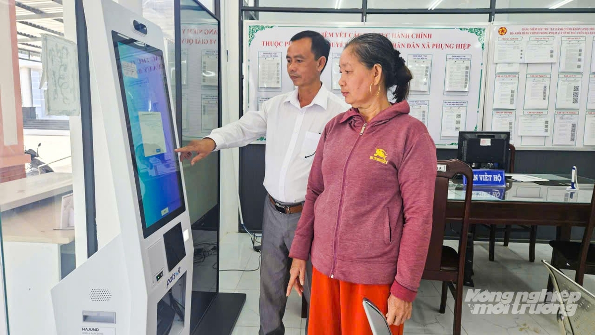 Cán bộ Trung tâm Phục vụ hành chính công xã Phụng Hiệp tận tình hướng dẫn người dân thực hiện thủ tục hành chính và dịch vụ công trực tuyến. Ảnh: Văn Vũ.
