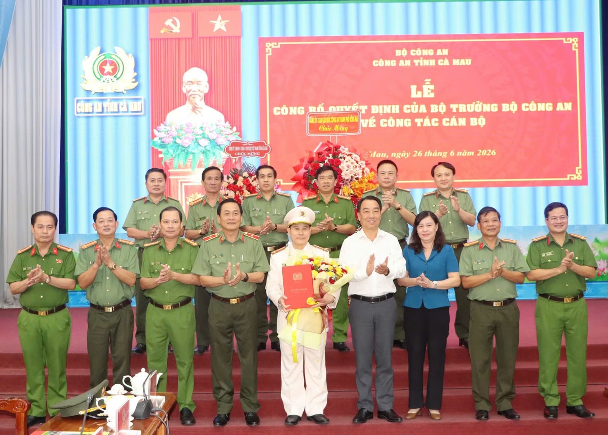 Ông Lữ Quang Ngời - Chủ tịch UBND tỉnh Cà Mau (áo trắng) và lãnh đạo Công an tỉnh Cà Mau, Công an TP. Đồng Nai chúc mừng Đại tá Lê Mạnh Hùng. Ảnh: Công an Cà Mau.