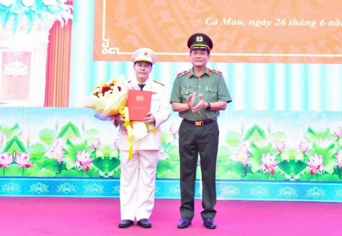 Thiếu tướng Hồ Việt Triều, Giám đốc Công an tỉnh Cà Mau trao quyết định cho Đại tá Lê Mạnh Hùng (trái). Ảnh: Công an Cà Mau.