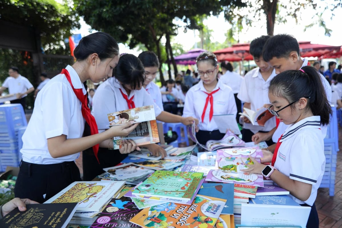 Những độc giả đầu tiên của không gian đọc sách tại Nhà lưu niệm liệt sĩ Võ Thị Sáu. Ảnh: P.H