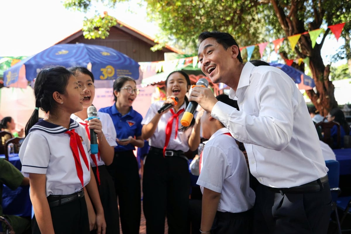 Diễn viên Hứa Vĩ Văn giao lưu với học sinh xã Đất Đỏ. Ảnh: P.H