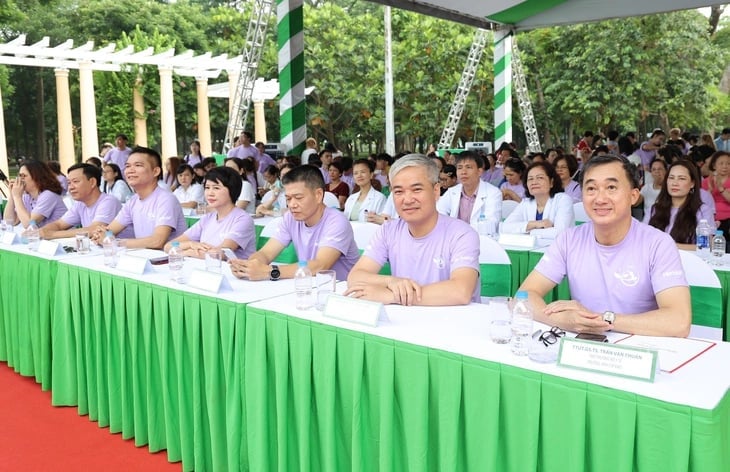 Ông Trần Tuấn Linh, Tổng Biên tập Báo Sức khỏe và Đời sống (thứ 2 từ phải) tham dự Chương trình. Ảnh: Thủy Nhi.