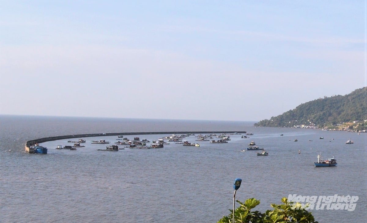 Kè chắn sóng tạo khu neo đậu và nuôi cá lồng bè tại Hòn Tre, đặc khu Kiên Hải. Ảnh: Trung Chánh.
