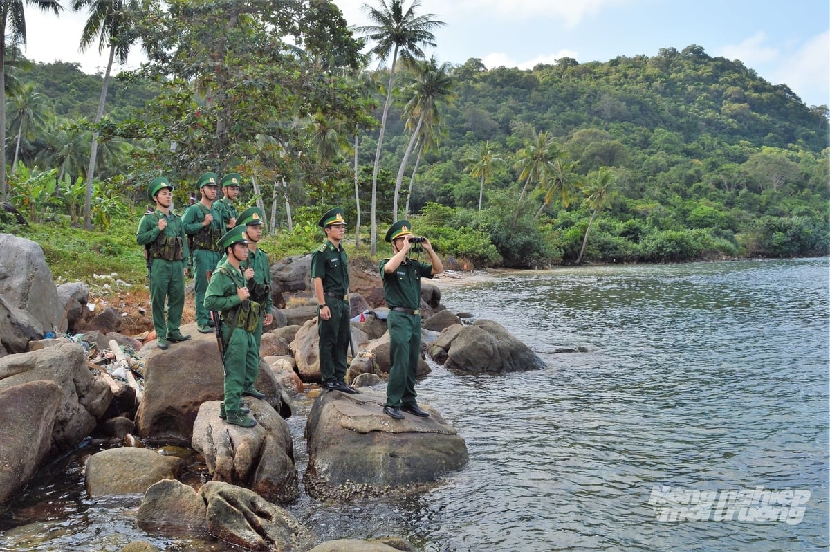 Những người lính biên phòng đóng trên đặc khu Thổ Châu tuần tra bảo vệ chủ quyền biển đảo thiêng liêng của Tổ quốc. Ảnh: Trung Chánh.