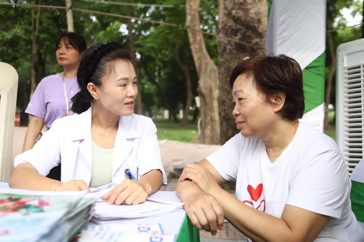 Bác sỹ của Viện dinh dưỡng quốc gia tư vấn về sức khỏe, dinh dưỡng cá nhân cho người dân. Ảnh: Thủy Nhi.