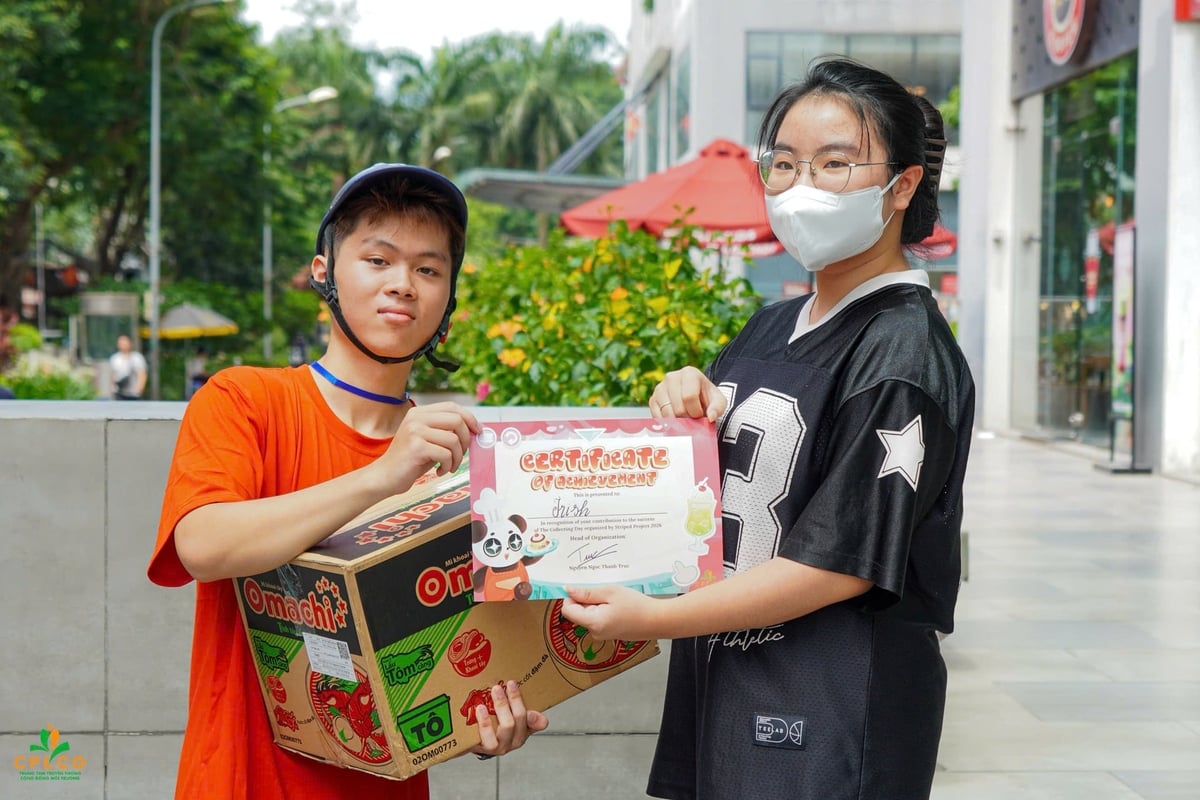Hành động giản dị của các bạn học sinh mang ý nghĩa thiết thực cho môi trường xanh- sạch- đẹp. Ảnh: NVCC.