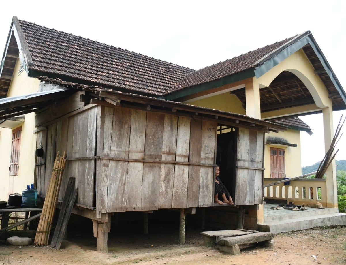 Không quen sống trong nhà trệt nên người Ca-dong dựng nhà sàn bên cạnh để ở. Ảnh: Võ Thanh Kỳ.