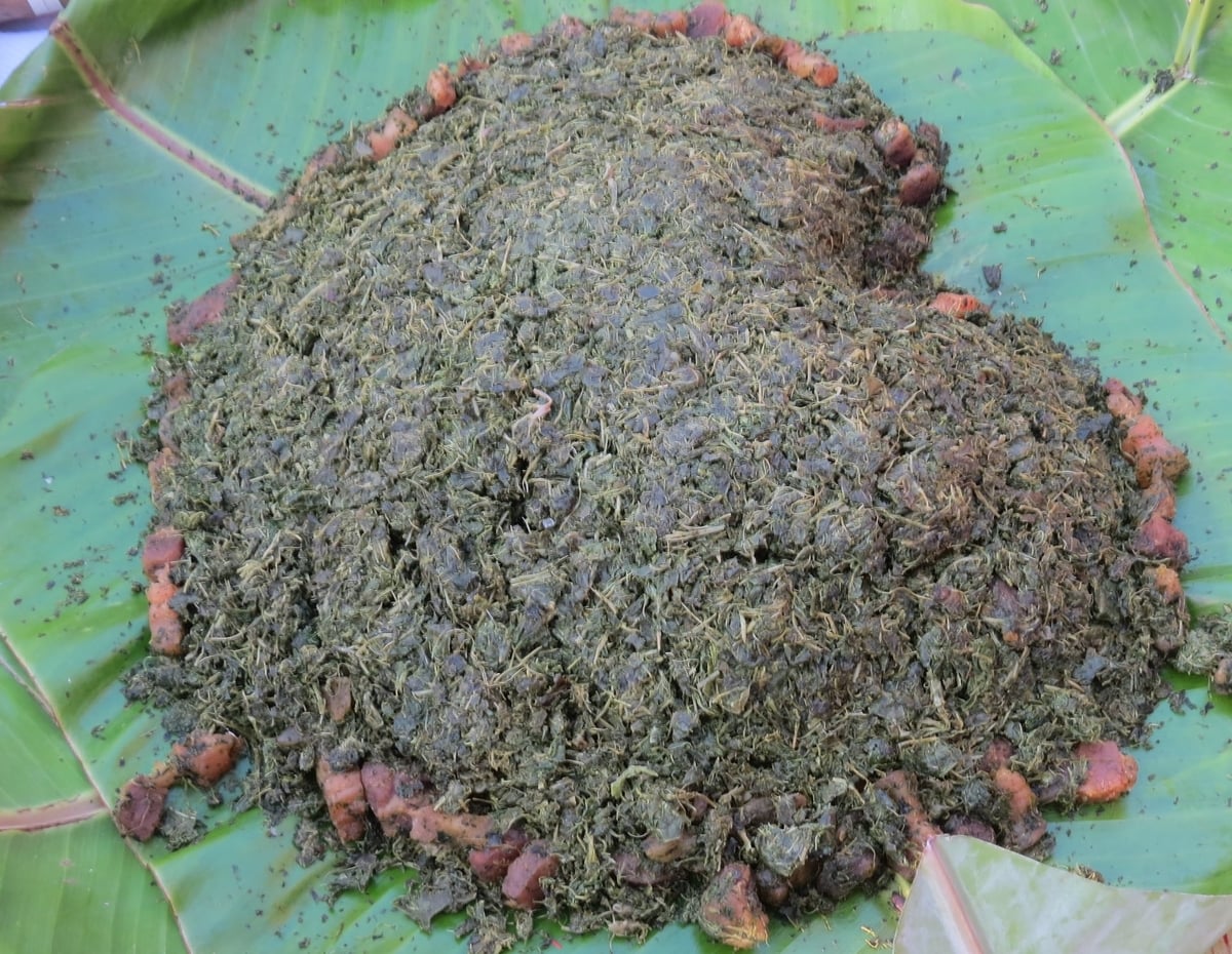 Lá khoai mì xào thịt heo cùng hoa đu đủ đực - món ăn ưa thích của người Ca-dong. Ảnh: Võ Thanh Kỳ.