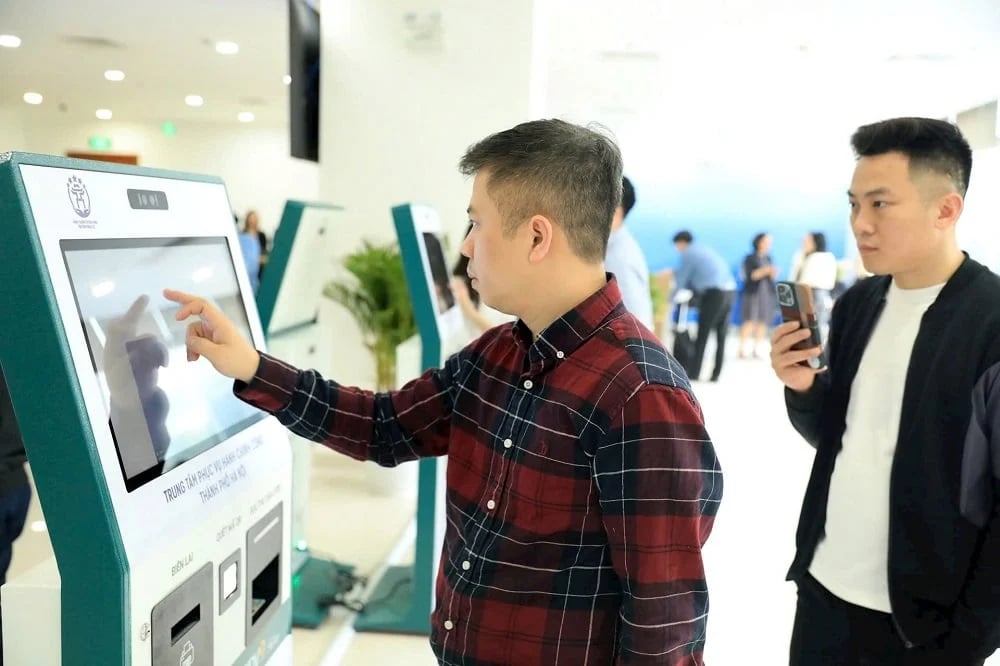 Mô hình điểm phục vụ hành chính công cộng đồng tại TP. Hà Nội cho phép người dân thực hiện thủ tục hành chính mọi lúc, kể cả ngoài giờ hành chính. Ảnh: Nguyễn Trường.