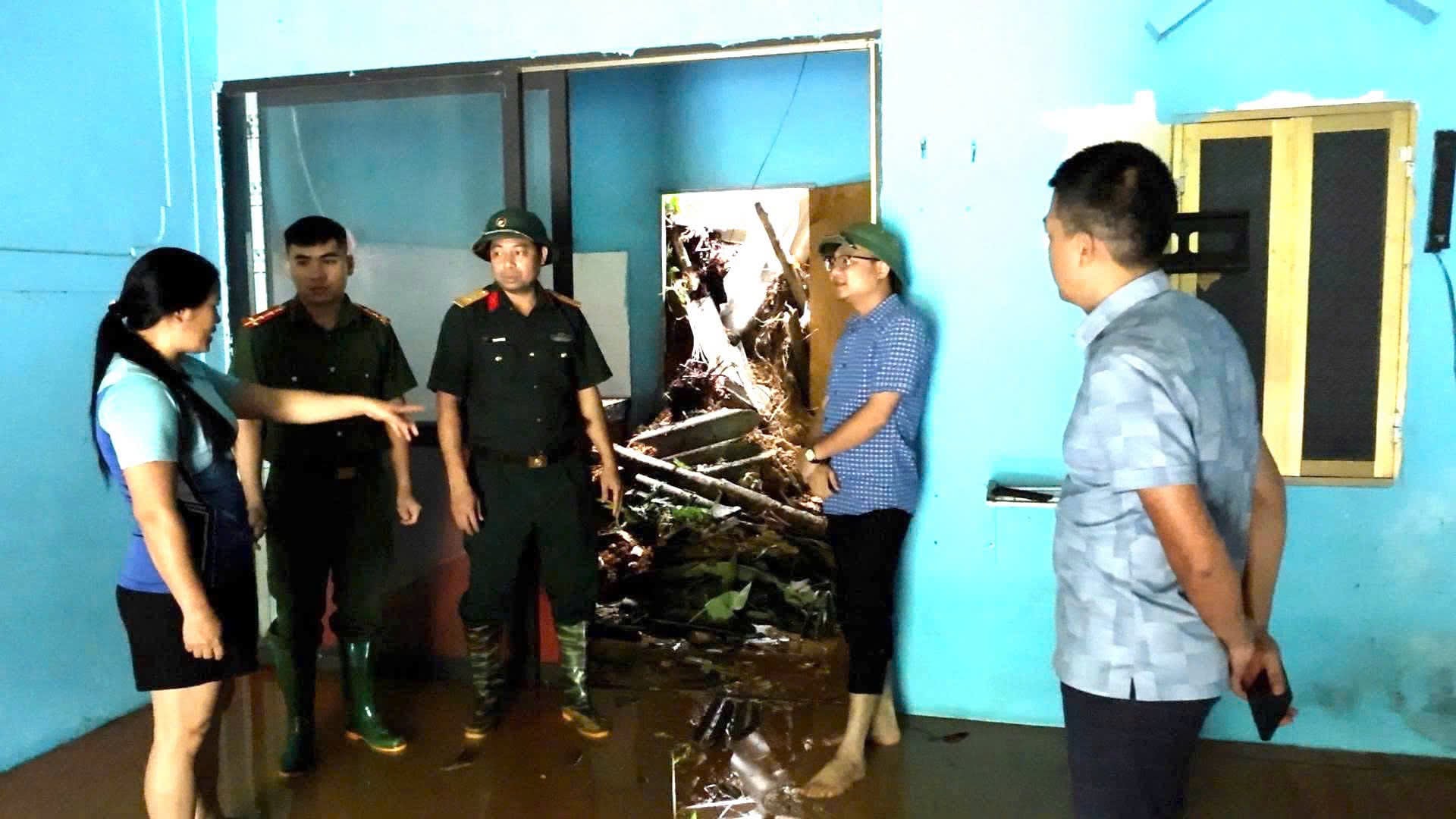 Mưa lớn đ&atilde; khiến 8 hộ d&acirc;n tại x&atilde; L&acirc;m B&igrave;nh, tỉnh Tuy&ecirc;n Quang phải di chuyển khẩn cấp đảm bảo an to&agrave;n t&iacute;nh mạng v&agrave; t&agrave;i sản. Gồm 7 hộ tại th&ocirc;n Lũng Giềng nằm trong khu vực nguy cơ sạt lở cao, phải di dời khẩn cấp; 1 hộ tại th&ocirc;n Bản K&egrave; phải di dời trong đ&ecirc;m do nước ngập. Ảnh: Kim Thoa.