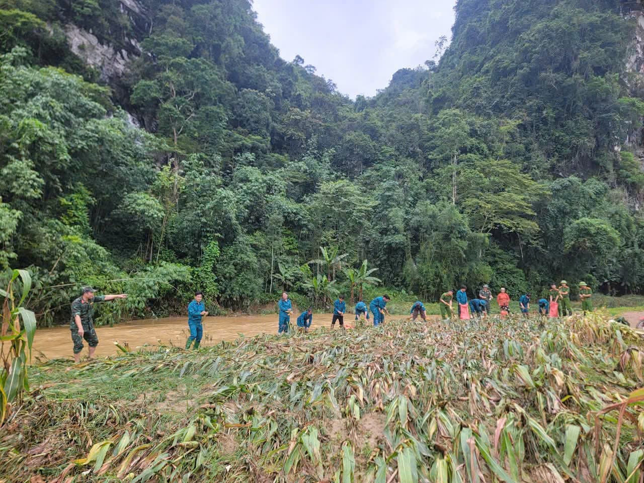 Ngay sau khi nắm bắt được thông tin, Ban Chỉ huy Phòng thủ dân sự xã Lâm Bình, tỉnh Tuyên Quang đã trực tiếp xuống cơ sở chỉ đạo, phân công các thành viên đi kiểm tra tình hình thiệt hại tại các thôn, đồng thời huy động lực lượng tại chỗ giúp nhân dân khắc phục hậu quả, ổn định cuộc sống. Ảnh: Kim Thoa.