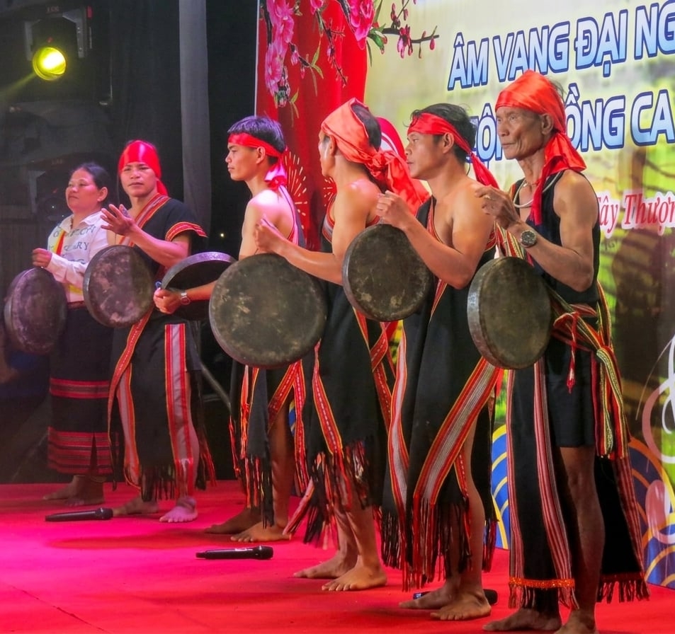 Biểu diễn cồng chiêng trong Đêm hội văn hóa dân tộc Ca-dong do UBND xã Sơn Tây Thượng tổ chức. Ảnh: Võ Thanh Kỳ.