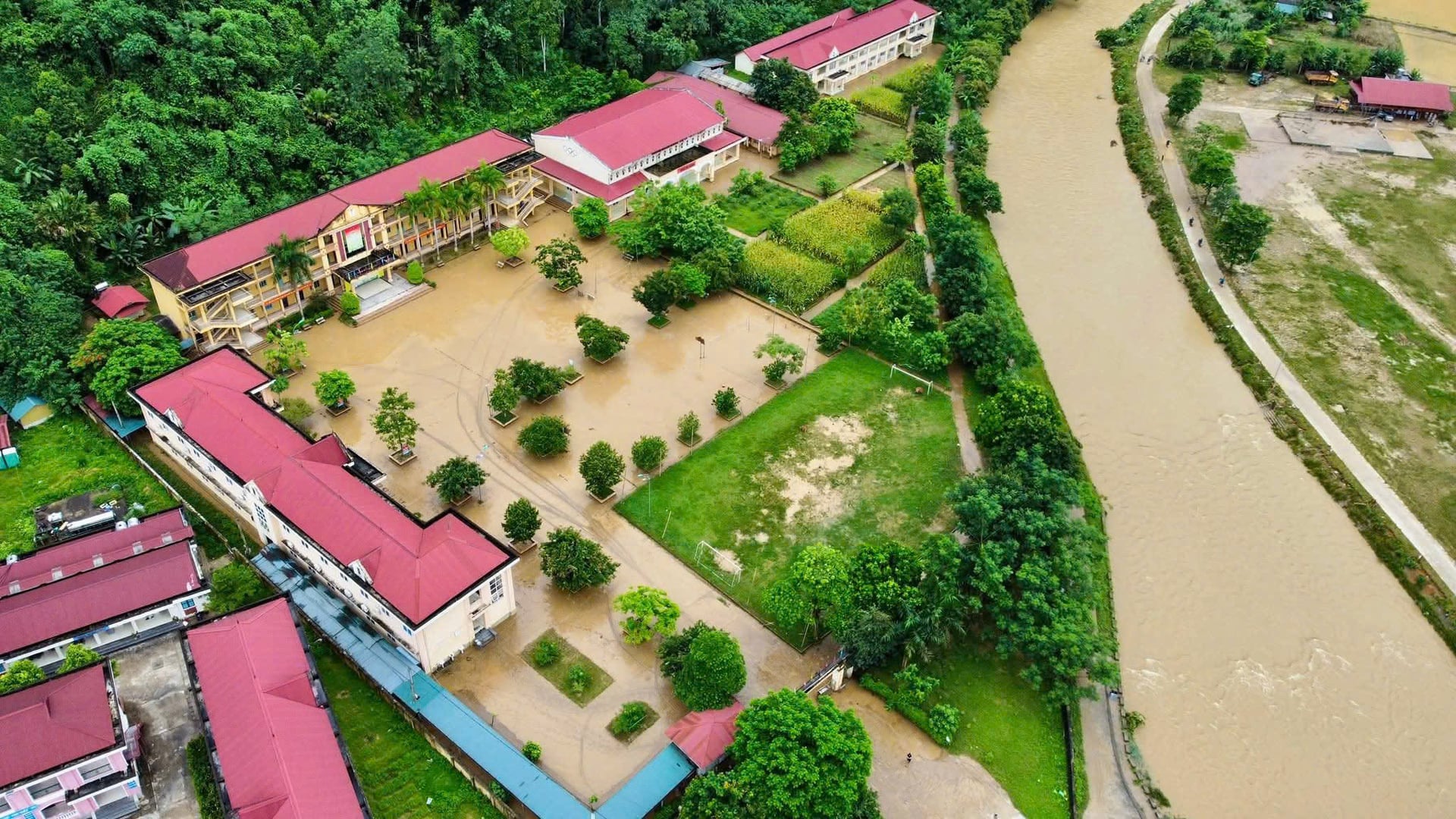 Mưa lớn cũng khiến 2 hộ gia đ&igrave;nh tại th&ocirc;n N&agrave; Co, Khuổi Củng, x&atilde; L&acirc;m B&igrave;nh bị tụt taluy dương, đất lấp v&agrave;o nh&agrave;; 16 hộ bị nước, b&ugrave;n đất tr&agrave;n v&agrave;o nh&agrave; l&agrave;m hư hỏng một số đồ d&ugrave;ng. Ảnh: Nguyễn Trung Th&agrave;nh.
