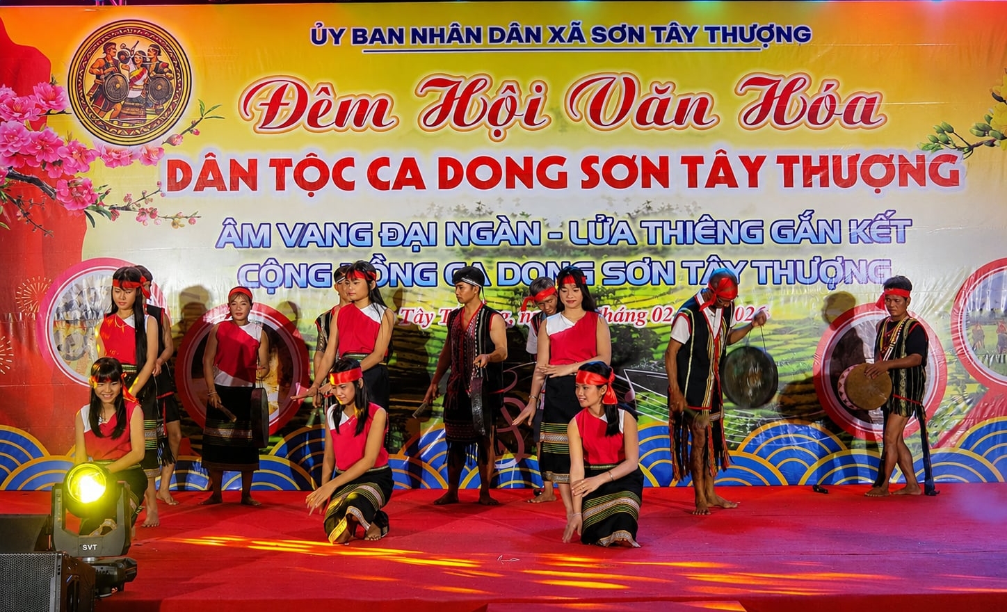 Học sinh tham gia biểu diễn cồng chiêng tại đêm hội. Ảnh: Võ Thanh Kỳ.