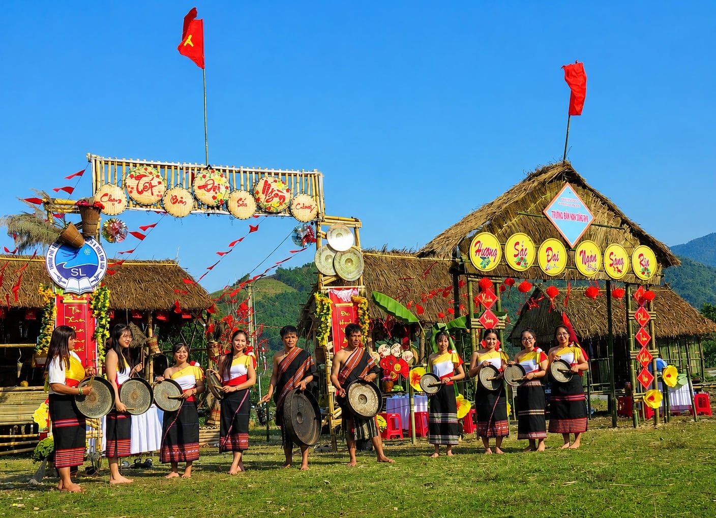 Biểu diễn cồng chiêng tại hội trại nơi đại ngàn. Ảnh: Võ Thanh Kỳ.