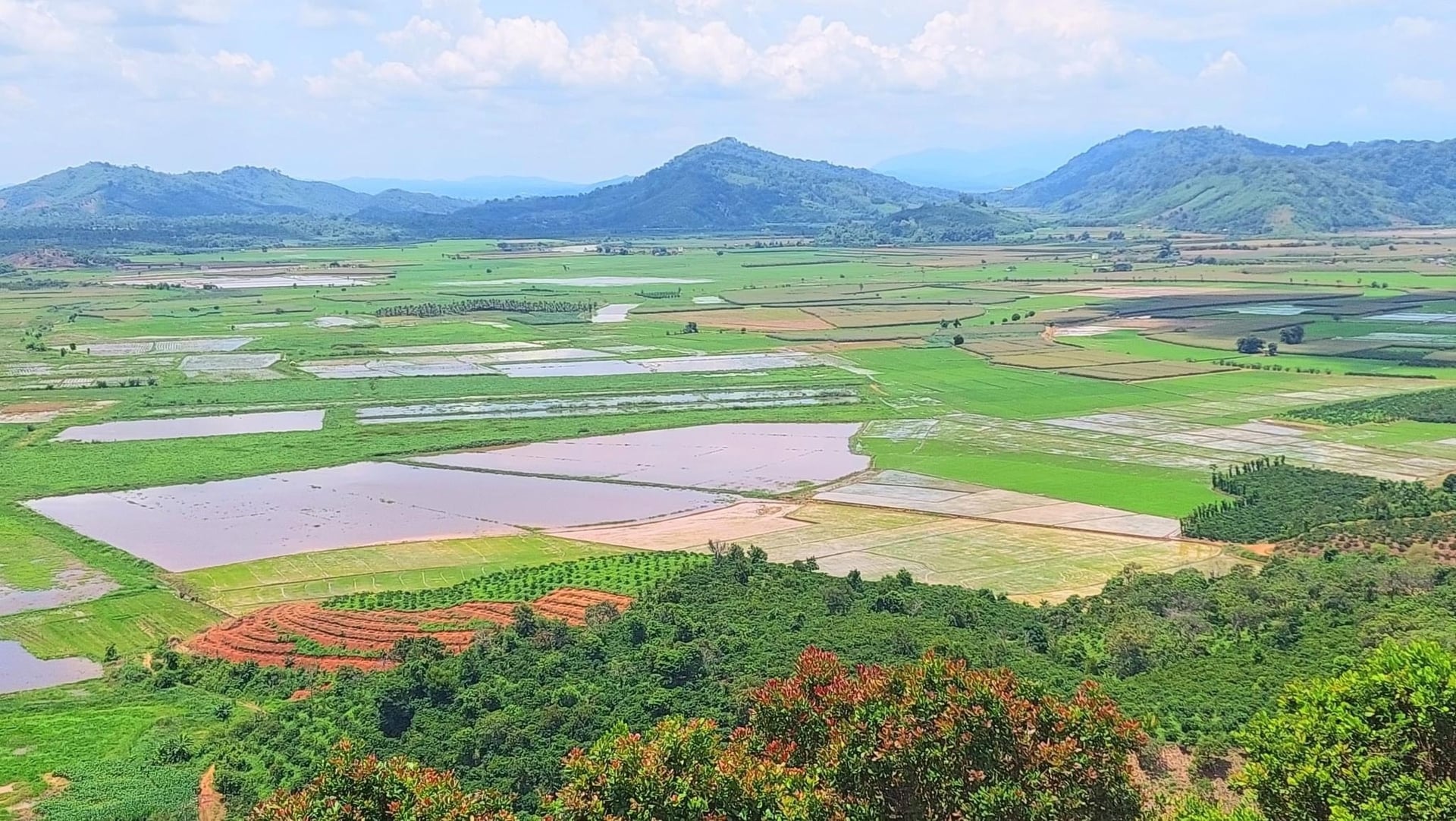 Không gian Công viên địa chất toàn cầu UNESCO Đắk Nông với địa hình núi lửa, đồng bằng và mặt nước đan xen. Ảnh: P.H.