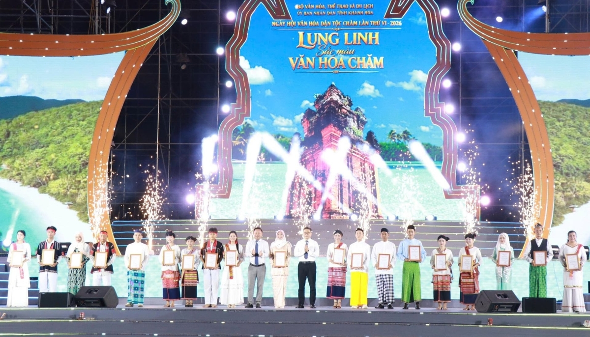 Bộ Văn hóa, Thể thao và Du lịch cùng Ban Tổ chức trao giải thưởng cho các tập thể, cá nhân có thành tích xuất sắc trong các hoạt động văn hóa, nghệ thuật, thể thao và du lịch cộng đồng. Ảnh: PS.