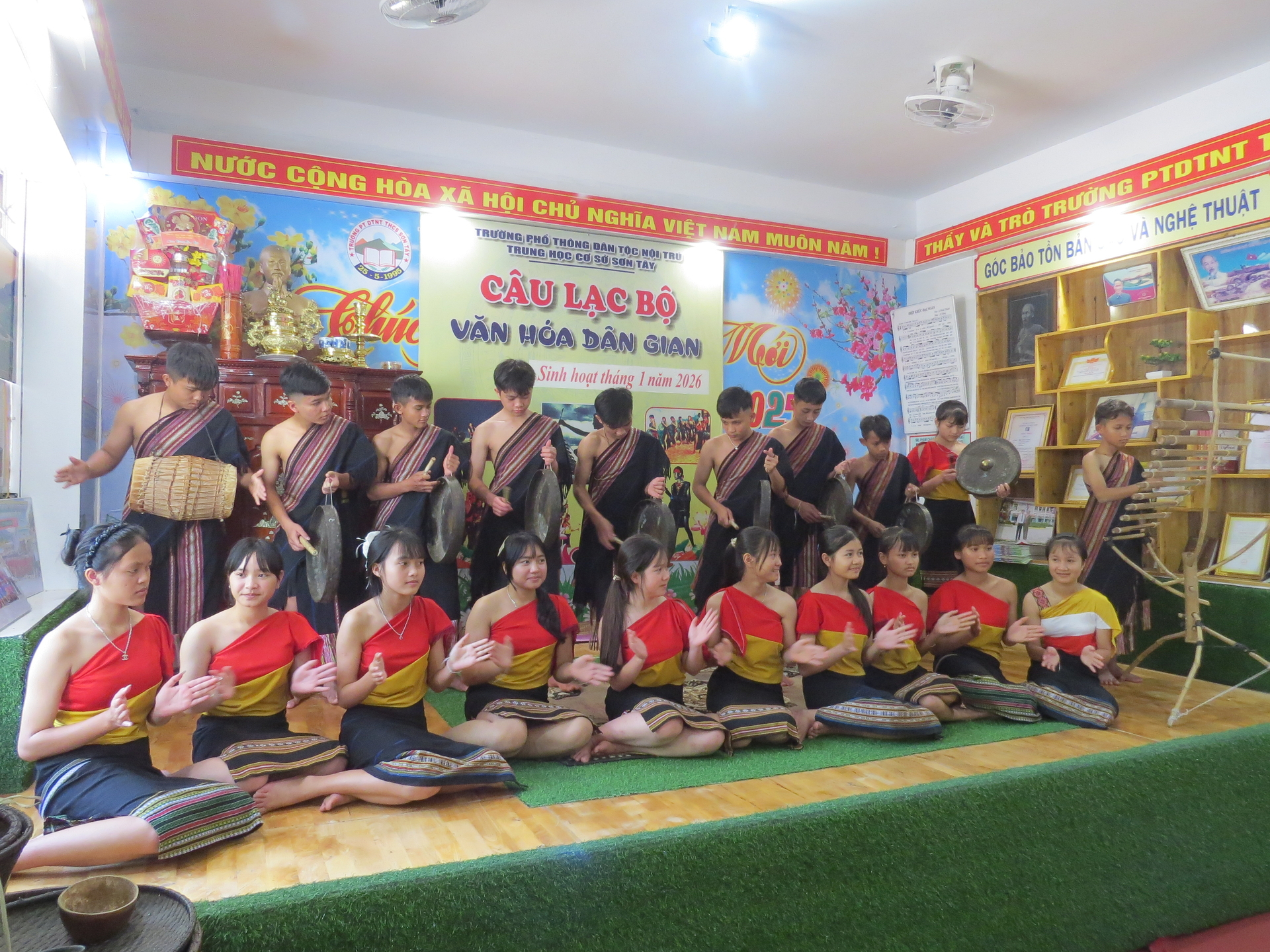 Học sinh Trường phổ thông dân tộc nội trú trung học cơ sở Sơn Tây biểu diễn cồng chiêng. Ảnh: Võ Thanh Kỳ.