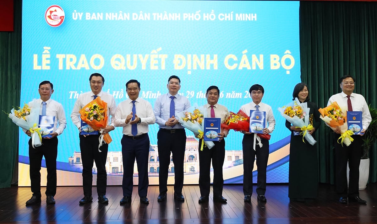 Lãnh đạo UBND TP.HCM trao Quyết định điều động, bổ nhiệm cán bộ. Ảnh: Phương Chi.