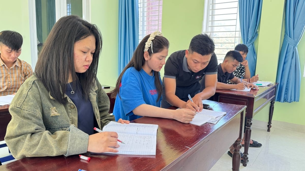 Xã Sơn Tây Thượng (Quảng Ngãi) hỗ trợ người dân địa phương học tiếng để đưa đi lao động ở nước ngoài. Ảnh: L.K.