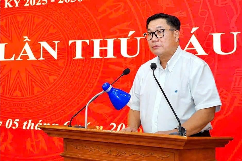 Bí thư Đảng ủy, Chủ tịch HĐND phường Từ Liêm Nguyễn Quang Hiếu chỉ đạo tại Hội nghị xem xét nhiều nội dung quan trọng phát triển kinh tế - xã hội của địa phương. Ảnh: PTL.