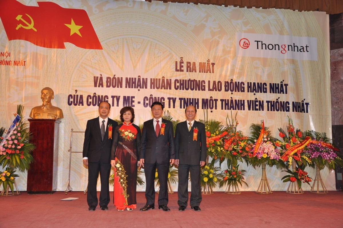 NXe đạp Thống Nhất nhận Huân chương Lao động Hạng Nhất năm 2011. Ảnh: TN.