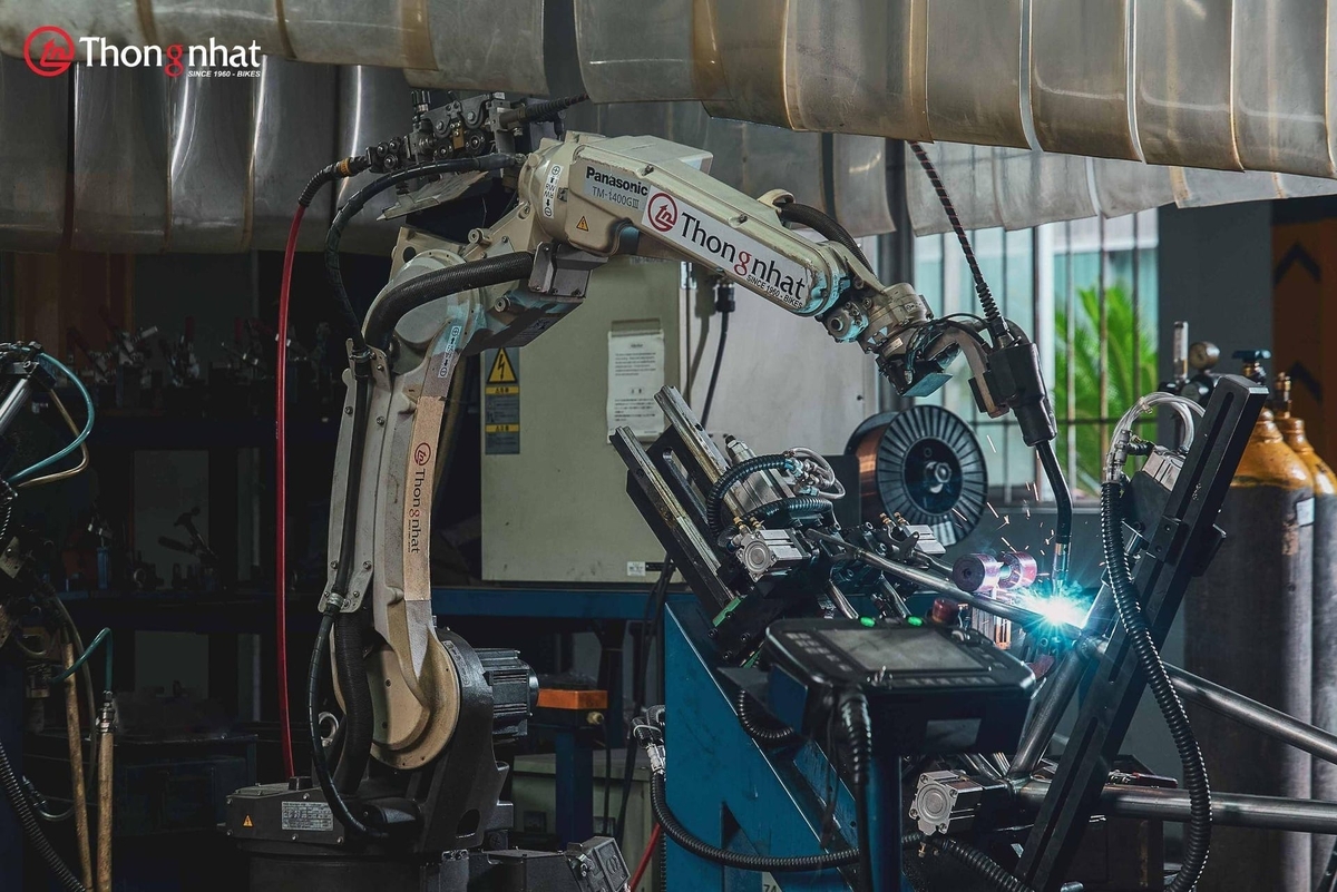 Hệ thống robot sản xuất tự động trong nhà máy xe đạp Thống Nhất. Ảnh: TN.