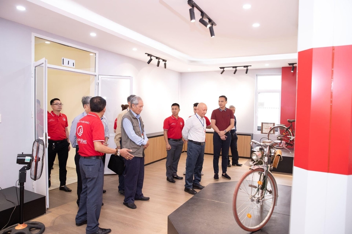 Lãnh đạo xe đạp Thống Nhất các thời kỳ đến thăm trụ sở mới của doanh nghiệp. Ảnh: TN.
