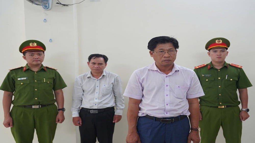 Bị can Hán Tấn Vĩnh An (quần xanh, đứng giữa) và Nguyễn Hữu Tân (áo trắng đứng sau). Ảnh: Công an tỉnh Khánh Hòa.