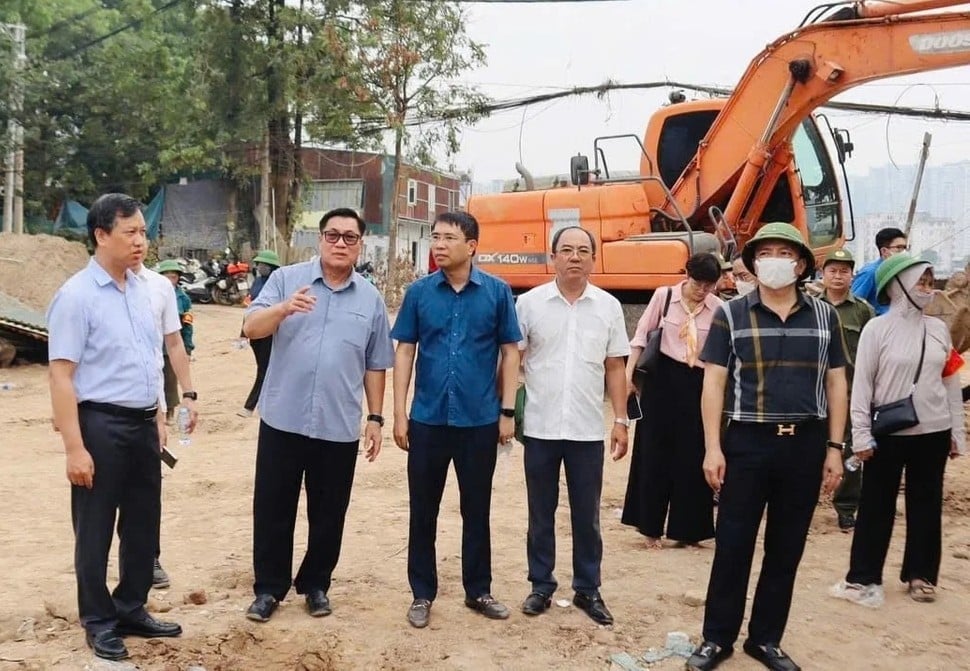 Lãnh đạo phường Từ Liêm thường xuyên kiểm tra thực địa các công trình trọng điểm phát triển hạ tầng, kinh tế - xã hội trên địa bàn. Ảnh: PTL.