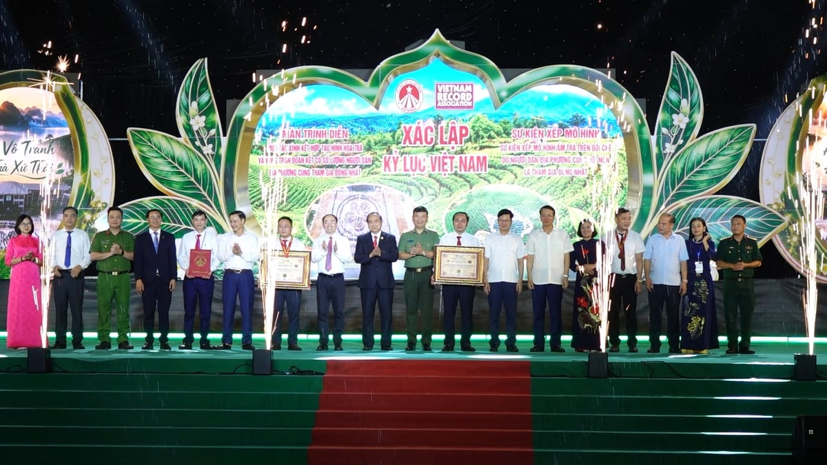 Tổ chức Kỷ lục Việt Nam trao chứng nhận màn trình diễn múa Tắc Xình kết hợp tạo hình hoa trà và vòng tròn đoàn kết với sự tham gia của gần 1.000 người. Ảnh: Quang Linh.