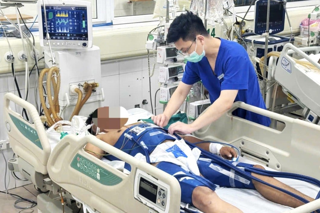 Nạn nhân được chăm sóc tích cực tại Bệnh viện Bệnh Nhiệt đới Trung ương. Ảnh: Bệnh viện Bệnh Nhiệt đới Trung ương.