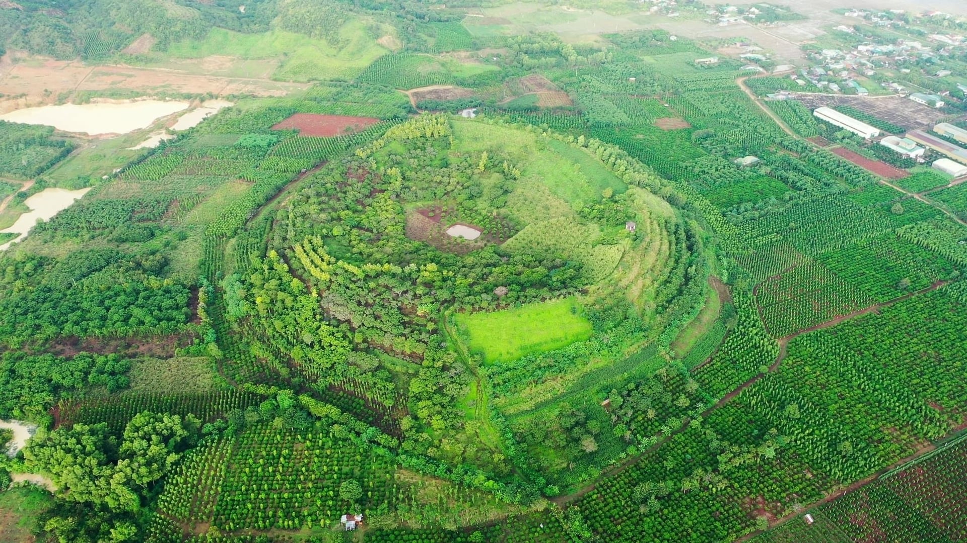 Miệng núi lửa một trong những dạng địa hình đặc trưng trong không gian Công viên địa chất toàn cầu UNESCO Đắk Nông. Ảnh: P.H.