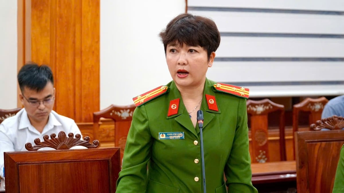 Thượng tá Ksor H’Bơ Khắp, Phó Giám đốc Công an tỉnh Gia Lai đề xuất đưa tàu về cảng neo đậu tập trụng để thuận tiện quản lý và đảm bảo phương tiện chữa cháy, trang bị tàu chữa cháy chuyên dụng. Ảnh: V.Đ.T.