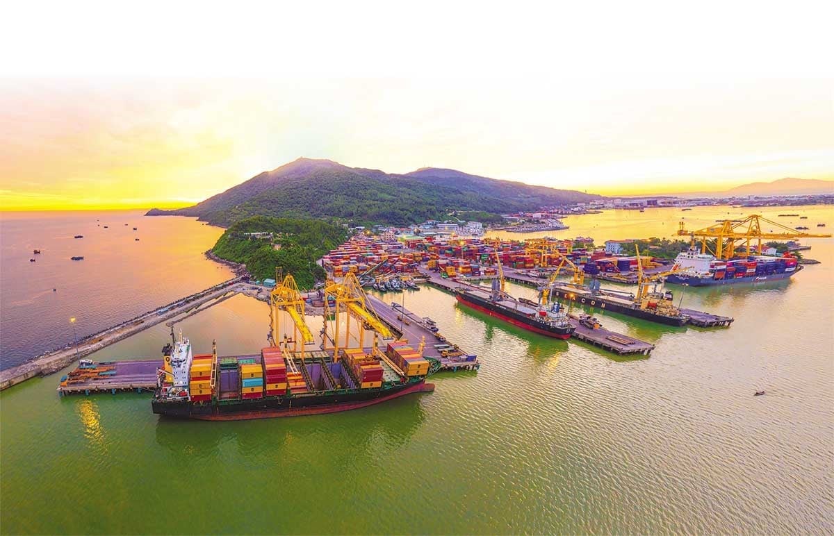 Trong nền kinh tế mở, biển là huyết mạch của thương mại toàn cầu. Ảnh: Phú Dương.