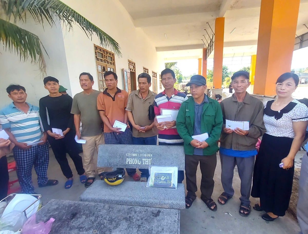 Các ngư dân có tàu cá bị cháy ở xã Cát Tiến được nhận hỗ trợ ngay trong sáng 30/6. Ảnh: V.Đ.T.